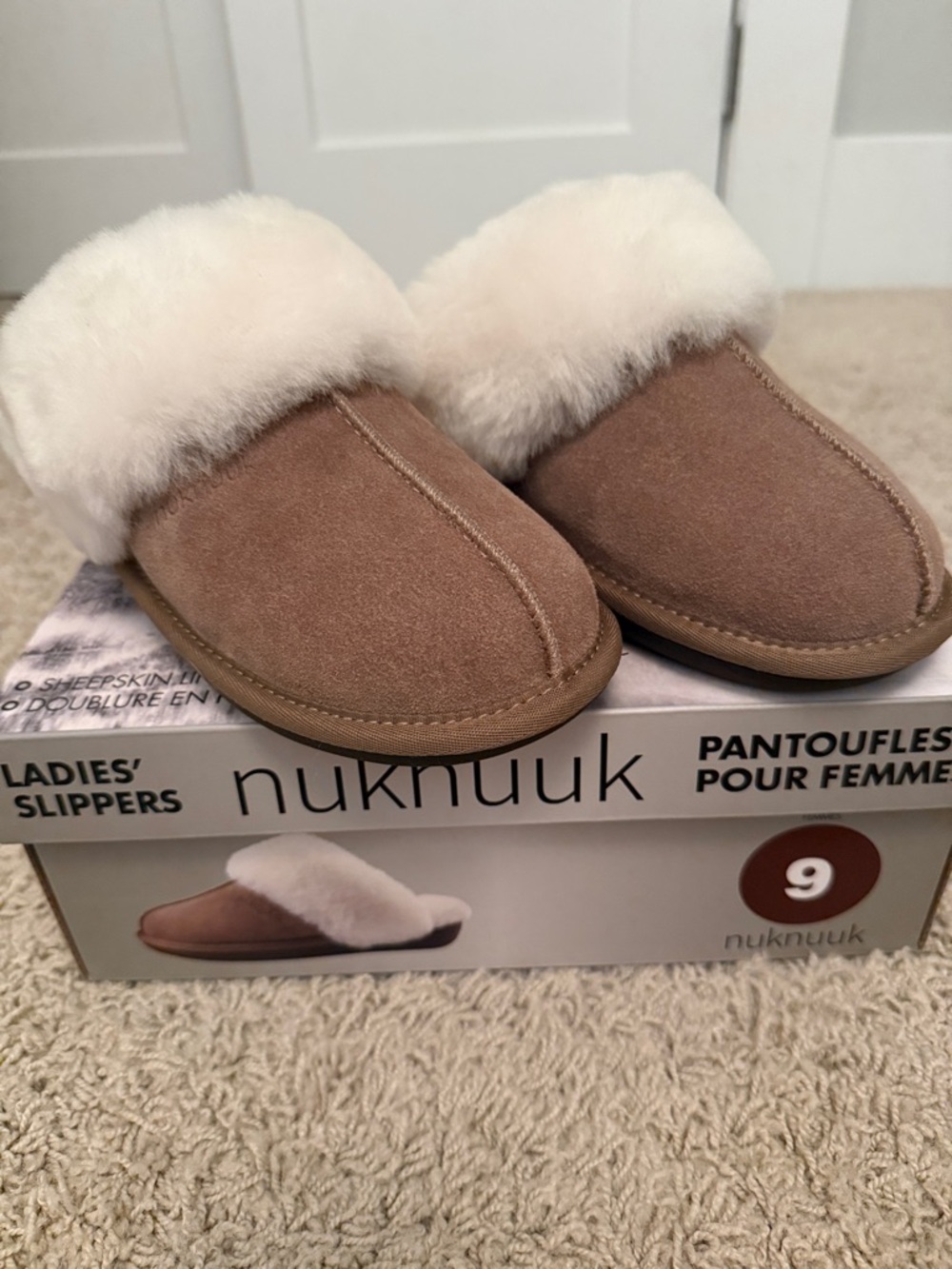 Women's Sheepskin Clog Slippers in Chestnut with White Fur